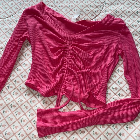 Alo yoga Ribbed Cinch Cropped Long Sleeve in pink fuschia - Picture 5 of 6